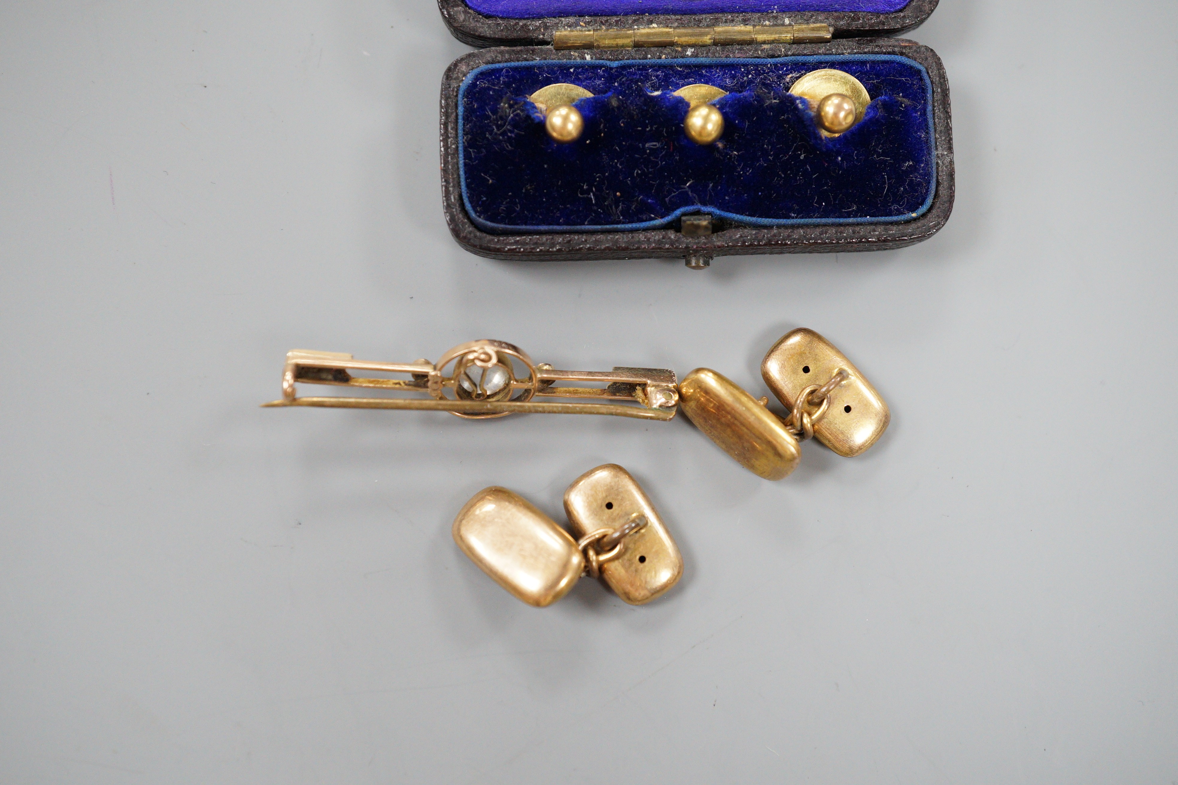 Three cased 18ct dress studs, 2.7 grams, two 9ct and gem set bar brooches, gross 4.7 grams and a pair of yellow metal cufflinks, 4.3 grams.